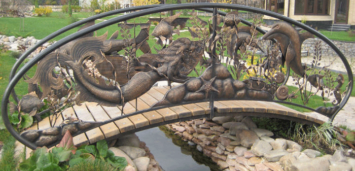 Садовый мостик с элементами ковки