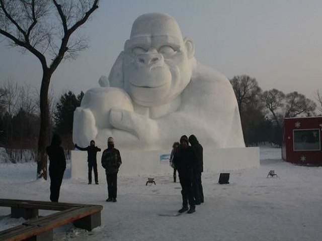 Большая обезьяна из снега