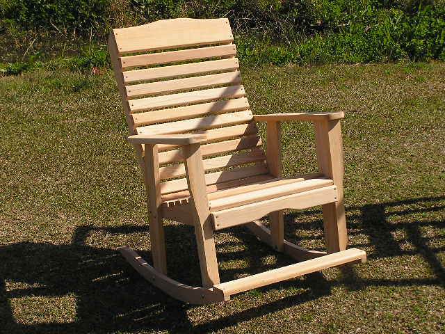 Деревянное кресло-качалка во дворе