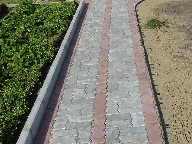 Садовая дорожка с бетонным бордюром