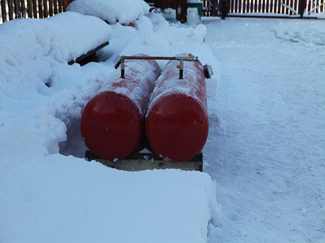 Два мини газгольдера зимой