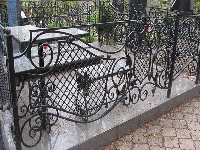 Ажурная ограда на кладбище