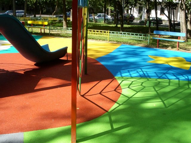 Покрытие на детской площадке покрашено резиновой краской