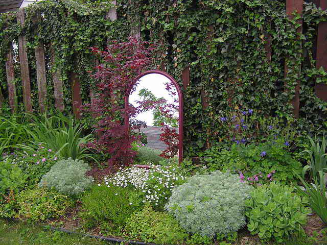 Зеркало стоит в саду