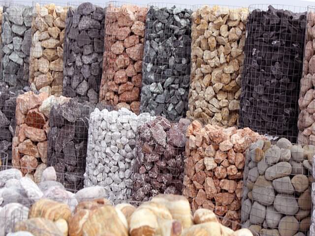 Габионы, наполненные разными камнями