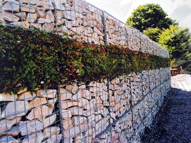 Стена из габионов на даче
