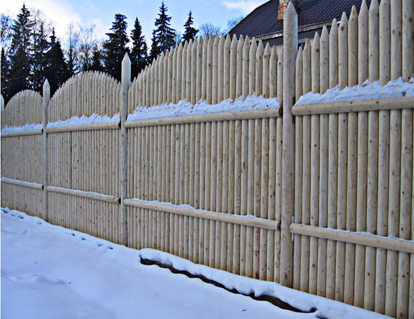 Забор служит для защиты участка