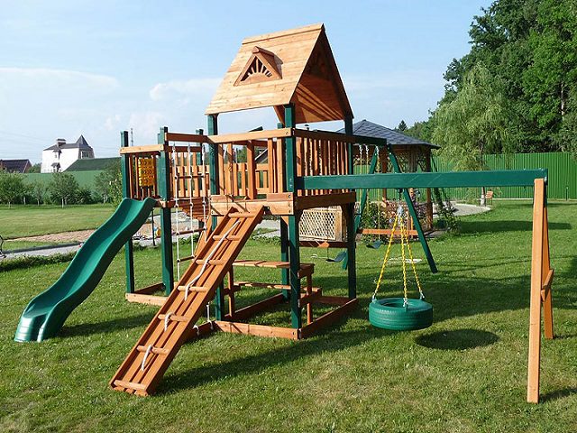Детская площадка своими руками: как построить на даче безопасный уголок из подручных материалов