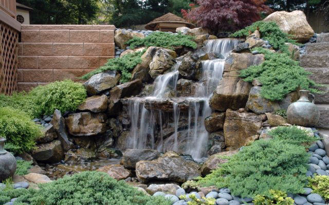 Водопады и фонтаны - это отличное украшение любого загородного участка.