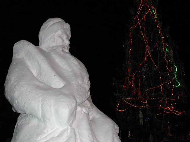 В Красном Партизане «поселились» трехметровые Дед Мороз и Снегурочка