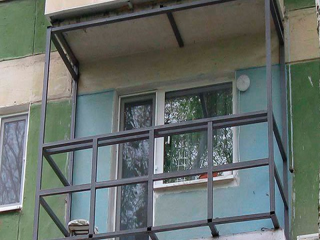 Каркас балконного ограждения из труб