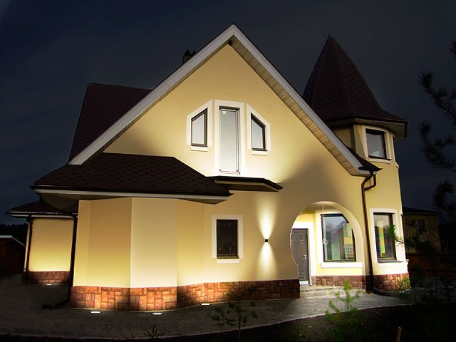 Подсветка фасада частного дома