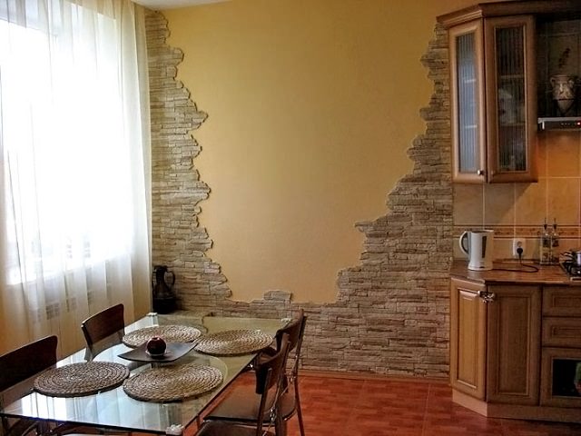 Укладка камня на стене в кухне
