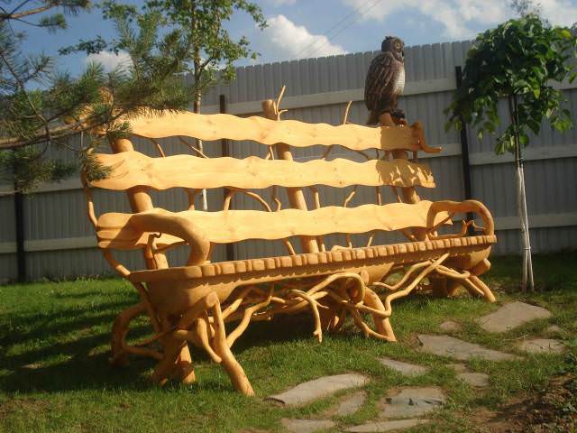 Скамейка с подлокотниками из дерева