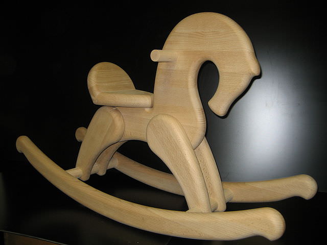Деревянная игрушка лошадка-качалка