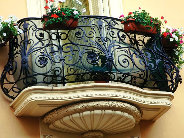 Декор балкона с использованием холодной ковки