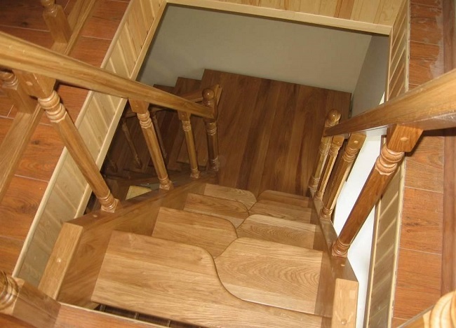 Обзор ступенек на второй этаж для частного дома