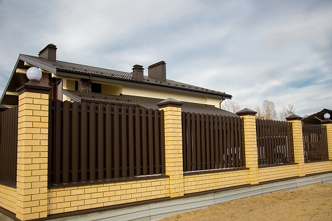 Современные виды оград для частного дома