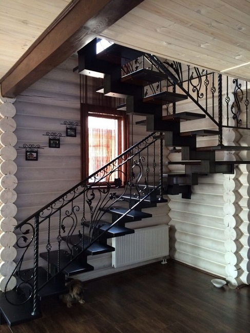 Вид лестницы на верхний этаж для индивидуального дома