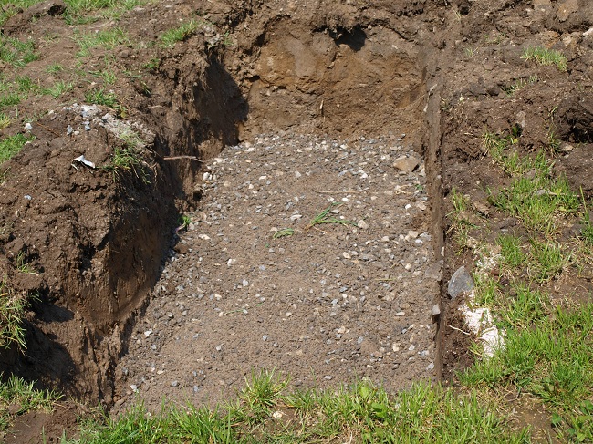 Внешний вид компостной ямы на участке