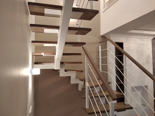 Вид лестницы на верхний этаж для индивидуального дома
